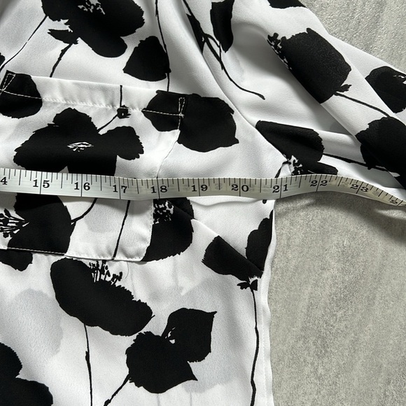 7th Avenue Design Studio black & white floral button down blouse medium - Picture 10 of 12